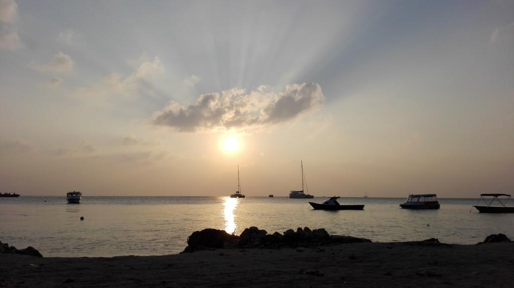 Rip Tide Vacation Inn, K.Guraidhoo Guraidhoo  Bagian luar foto